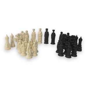 Vintage ANRI E.S. Lowe Renaissance Medieval Chess Set 32 Figures Plastic 4" King